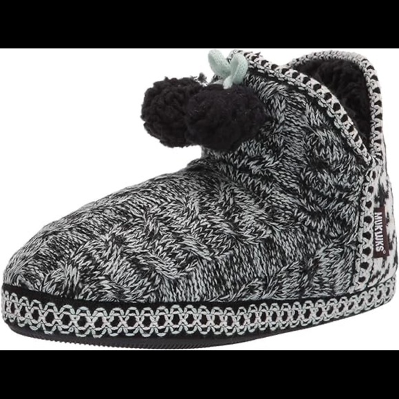 MukLuks‎ XL Grey and Black Slippers - Picture 1 of 4